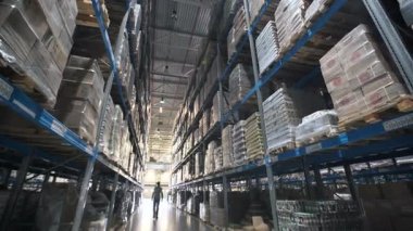 sipariş edilen malları ile paletleri ve malzemeleri depo arasında taşıma