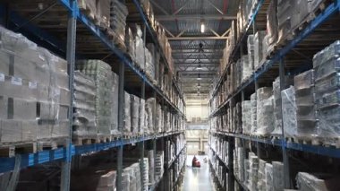 büyük fabrika depo. Koridorları saklayın. Kamera bir büyük mağaza içinde seyahat