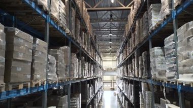 Karton kutu içinde bir depo raflarında kamera yukarı taşır