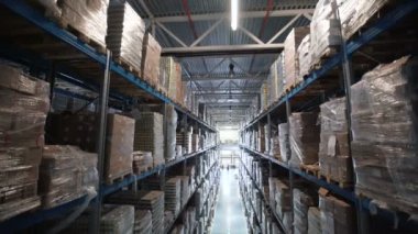 büyük fabrika depo. Koridorları saklayın. Kamera bir büyük mağaza içinde seyahat