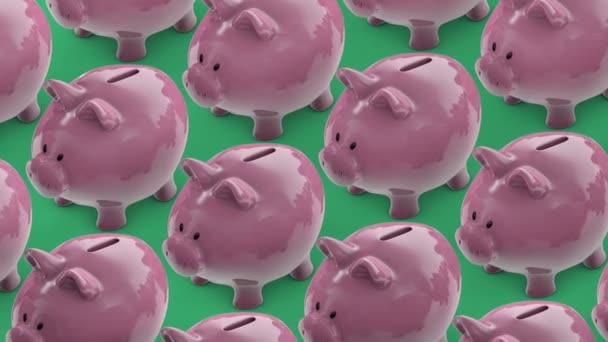 Geld besparen. Spaarpot vol munten. Piggy banks transportband — Stockvideo