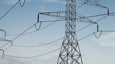 elektrik hatları ve pilonlar gökyüzü altında. enerji koruma anlayışı