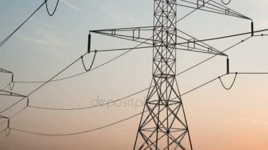 yüksek gerilim elektrik Kulesi ve güç hatları güzel gökyüzü altında. döngü