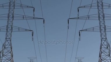 Elektrik direkleri. Dikmesi iki satır boyunca hareket. Elektrik yüksek gerilim pilon