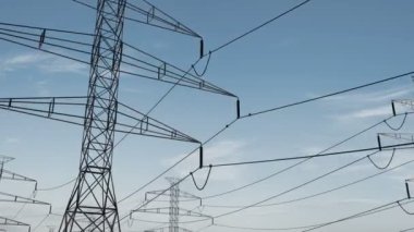 yüksek gerilim elektrik Kulesi ve güç hatları güzel gökyüzü altında. döngü