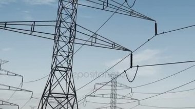 elektrik hatları ve pilonlar gökyüzü altında. enerji koruma anlayışı