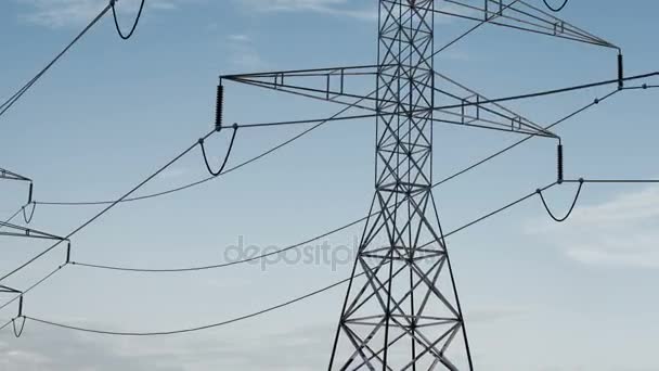 Elektriska kraftledningar och pyloner under himmel. energi bevarande befruktningen — Stockvideo