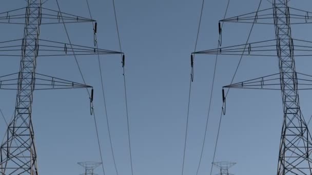 Kraftledningsstolparna. Flytta längs två pyloner. Electric högspänning pylon — Stockvideo