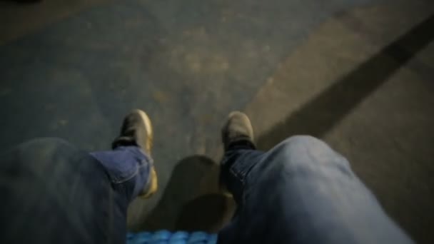 Füße schwingen in der Hängematte, Füße, pov. Entspannung auf der Schaukel. Mann sitzt auf einer Schaukel — Stockvideo