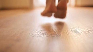 Atletik erkek bir atlama ipi ile çalışma dışarı. Adam ile atlama atlama kapatın.