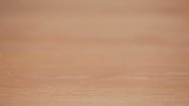 Düşük açılı görünümü içinde kapalı ip atlama ile çalışan adam. bacaklar yakın çekim