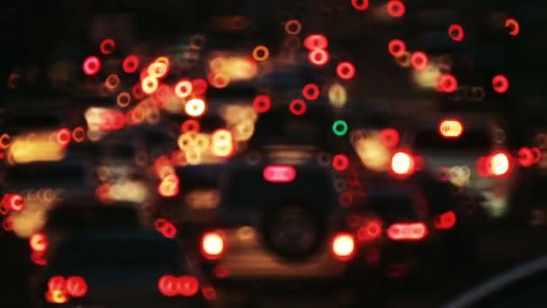 Semáforos en la noche bokeh. Conduzca por la ciudad. ciudad nocturna con automóviles — Vídeos de Stock
