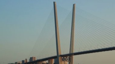 limanda kıyıya bağlayan köprü. Görkemli Nehri üzerinde köprü görünümünü