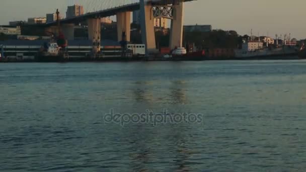 Hermoso panorama sobre el puente. Pilones de puente en el fondo del cielo puesta del sol — Vídeos de Stock