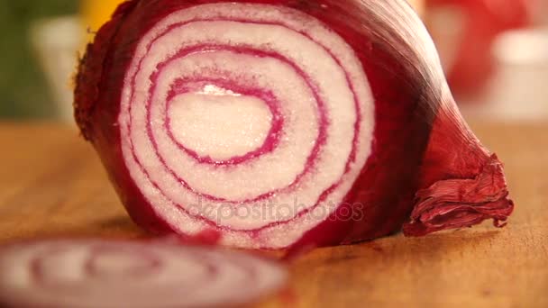 Housewife cuts onion in a half. cook makes vegetable salad with onion. Close-up — Stock Video