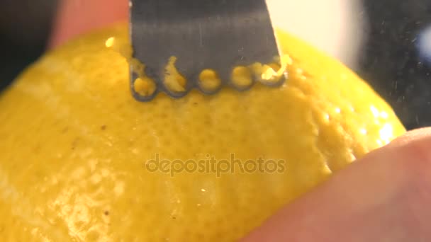 Restaurant chef rubbing a lemon peel on a grater in restaurant kitchen. Close up — Stock Video