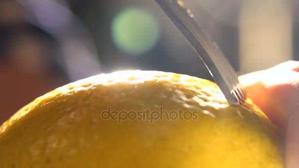 Probador de cítricos de cámara lenta en la piel de limón, giros de la ralladura cayendo en contra. macro — Vídeo de stock