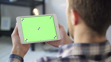 Genç insan ve teknoloji, chroma anahtar ile tablet pc kullanan adam. Portre
