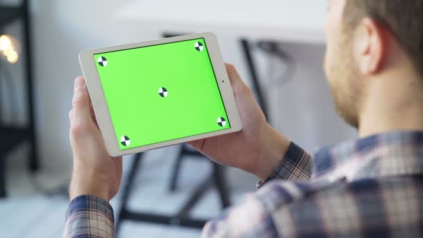 Επιχειρηματίας κρατά στα χέρια κοντινό και χρησιμοποιεί συσκευή με οθόνη αφής πράσινο — Αρχείο Βίντεο