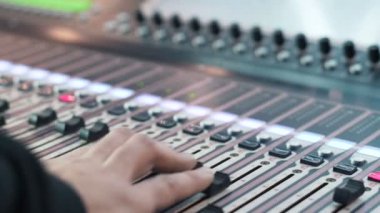 Ses mühendisi profesyonel bir konsol üzerinde çalışma Fader, karıştırma müzik taşıma