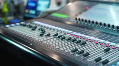 ses karıştırıcı bir stüdyoda konsolda yukarı hareket otomatik topuzlar. Yakın çekim Dof
