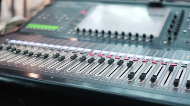 Mezclador de audio en un estudio, las perillas automáticas se mueven hacia arriba. listo para la grabación — Vídeos de Stock