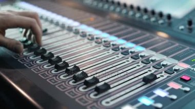 Profesyonel dijital ses kanal karıştırıcı Studio üzerinde çalışan adam. ses gösterisi