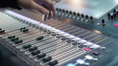 Ses mühendisi profesyonel bir konsol üzerinde çalışma Fader, karıştırma müzik taşıma
