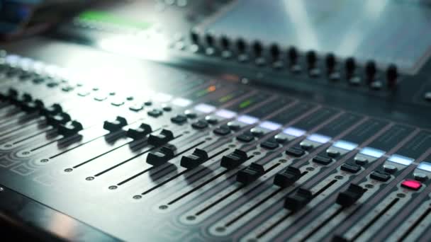 Hudební studio směšovač zvuku. Digital Sound Mixer v ateliéru. Detail. DOF — Stock video