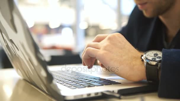 El hombre hace de la presentación una reunión de negocios. hombre de negocios está escribiendo mensaje teclado — Vídeos de Stock