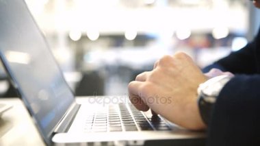 Dizüstü bilgisayarda çalışarak çekici bir adam. İnsanlar internetten alışveriş