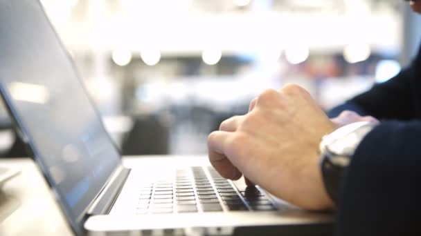 Aantrekkelijke man aan het werk op laptopcomputer. Mensen winkelen op het Internet — Stockvideo