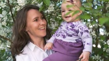 Güzel aktif anne oyunun dışında mutlu kızıyla birlikte