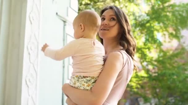 美丽的白种妈妈显示新生儿压痛的感觉 — 图库视频影像