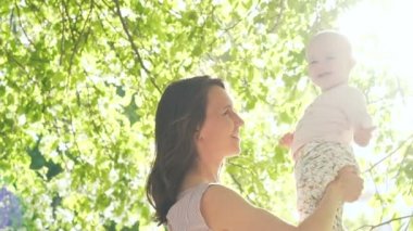 Güzel anne oyun slowmotion dışında küçük çocuk ile