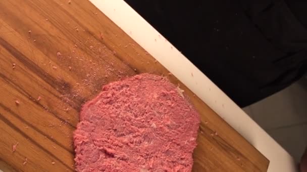 Uomo in cucina prepara una cena a base di carne — Video Stock