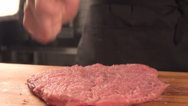 Delicioso pedaço de carne suculenta O chef faz uma costeleta — Vídeo de Stock