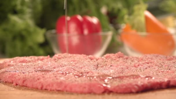 Carne e legumes suculentos com verduras. Cozinhe em casa — Vídeo de Stock