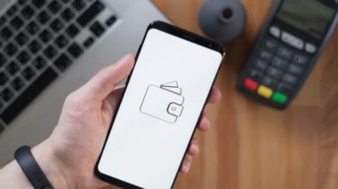 Bir erkek kişi ödeme temas olmadan Nfc sistemiyle bir ticaret