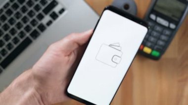 Beyaz adam bir ticaret temas olmadan Nfc sistemi ile ödeme