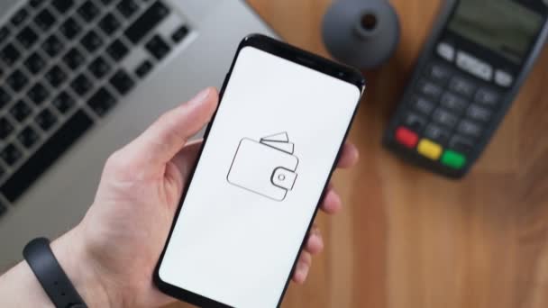 Een mannelijke persoon betalen in een handel met Nfc systeem zonder Contact — Stockvideo