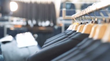 Bir kadın kişi yapmak satınalma mens hipermarket içinde yakın çekim