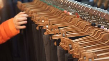 Bir kadın bir kişiyi mens hipermarket closeup içinde satın