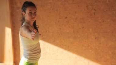 kadın kişisel antrenör Örtüleme Yog Studio üzerinde kalan asanas yapıyor