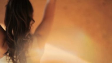 Bir sporcumuz Örtüleme Yog stüdyo portre üzerinde kalan asanas yapıyor