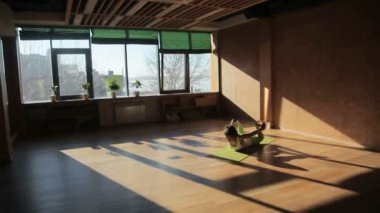 Bir sporcumuz altında yalan aşağı Örtüleme fitness Club üzerinde streç