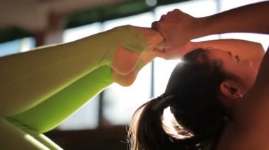 Bir güzel kadın eğitmen asanas Örtüleme Yog Studio üzerinde yapıyor