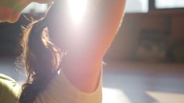 Bir çekici kadın eğitmen asanas Örtüleme Yog Studio üzerinde yapıyor
