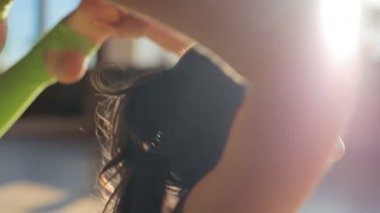 Bir kadın kişi asanas Örtüleme Yog Studio üzerinde yapıyor