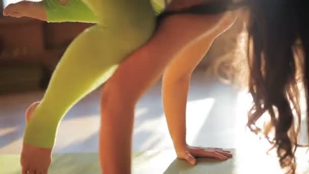 Een vrouwelijke persoonlijke trainer doet asana's op matten in yogas studio — Stockvideo